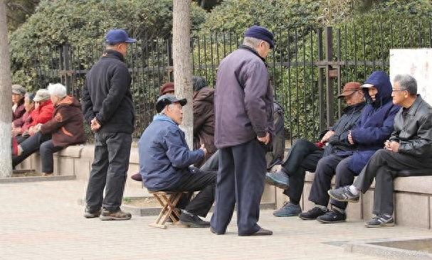 寒冬臘月，老年人：牢記1不洗、2不吃、3不睡、4不做，安穩過冬！